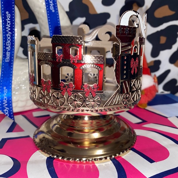 BATH AND BODY WORKS HOLIDAY TRAIN SLEEVE 3-WICK CANDLE HOLDER - Picture 4 of 9